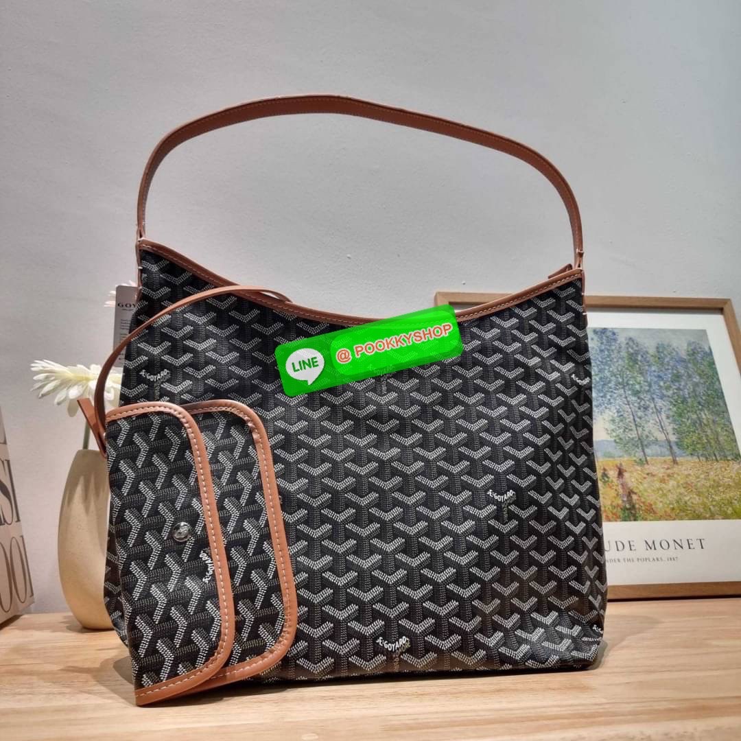 GOYARD BOHEME HOBO BAG ใหม่สุดคุ้ม กับกระเป๋าสะพายทรงโฮโบ ใบใหญ่จุใจ!! มาครบสีขายดี เลิศทุกสี รูปทรงคลาสสิค ดีไซน์เป็นเอกลักษณ์ วัสดุหนังแคนวาสพิมพ์ลายสวยคม ปากกระเป๋ามีซิปเปิด-ปิดกันของหล่นได้ ภายในโล่งกว้างมาก มาพร้อมสายคล้องในตัว ทนทาน สะพายสวยๆได้ทุกว