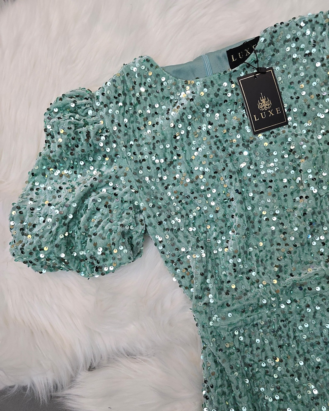 เดรสเสื้อคอกลม แขนสั้นปลายแขนพอง ชายกระโปรงบานเล็กน้อย