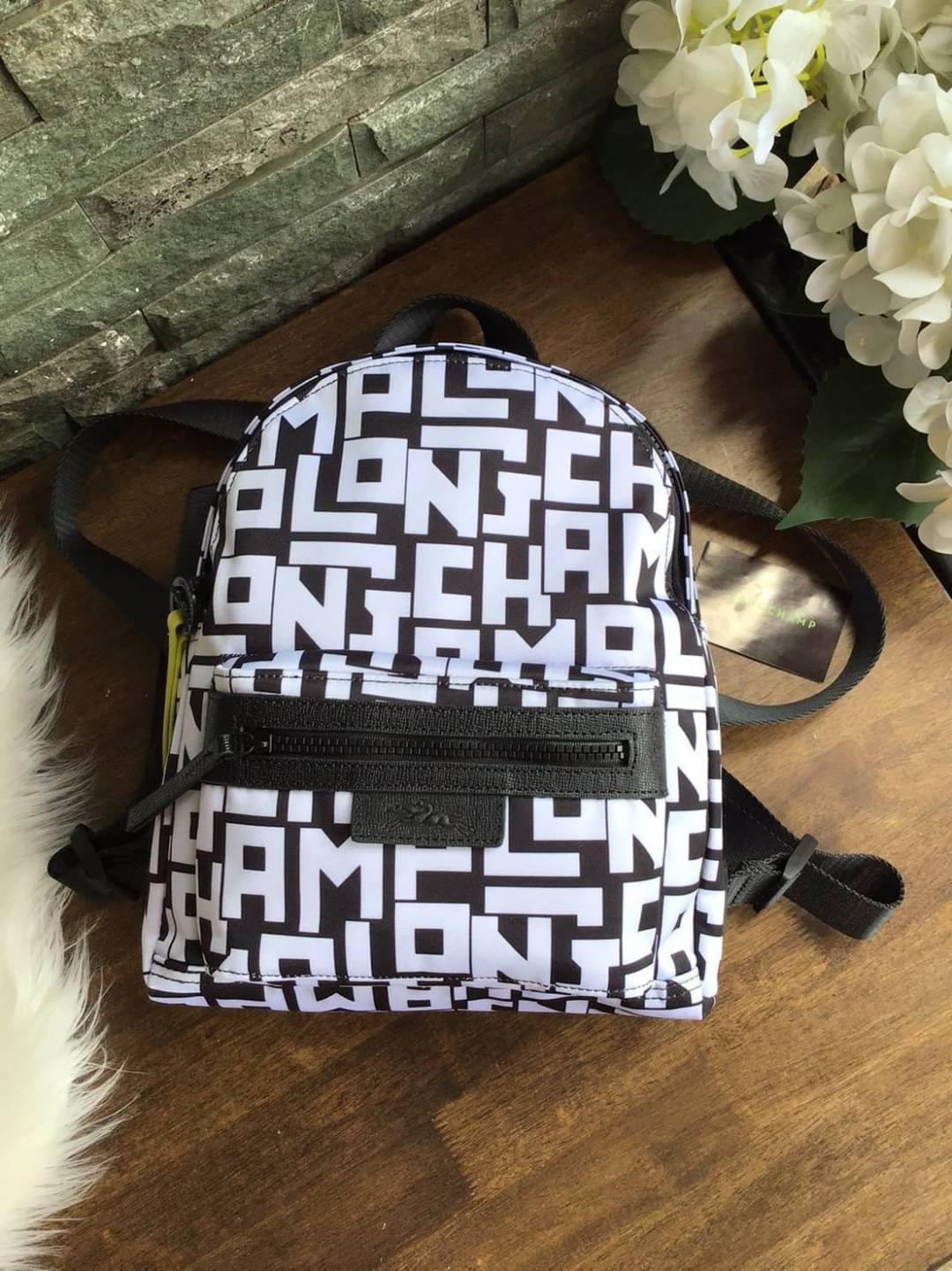 LONGCHAMP LE PLIAGE LGP BACKPACK รายละเอียด • วัสดุ: ผ้าใบ • อะไหล่: นิกเกิล • ตัวกระเป๋า: ผ้าใบโพลีอะไมด์เคลือบด้านใน • ตกแต่ง: หนังวัว รายละเอียดภายนอก • การปิด: ด้วยซิป • สายสะพาย: เลื่อนปรับระดับได้ • ช่อง: 1 ช่องซิป ภายใน • ช่องใส่ของ: 1 ช่อง ช่องด้า