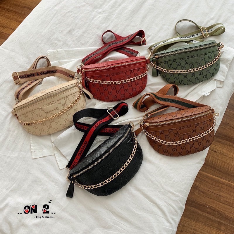 กระเป๋าสะพายข้างได้ คาดอกได้ วัสดุตัวกระเป๋าทำจากหนังแคนวาสลายgd อะหลั่ยสีทอง กระเป๋าเป็นปากซิปมาพร้อมสายสั้นเป็นสายโซ่สีทอง สายยาวเป็นสายแฟชั่นลายตามรูป