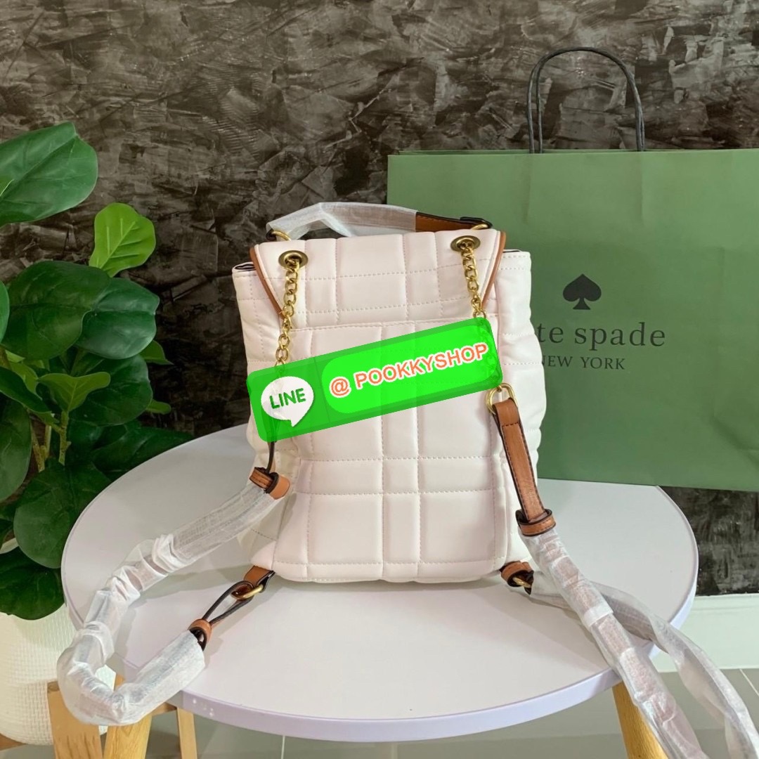 KATE SPADE NEW YORK Evelyn Small Quilted Leather Backpack กระเป๋าเป้สะพายหลังไซต์เล็กสุดคิ้ว หนังนิ่มสุดๆเย็บลวดลายตารางทั้งใบ ด้านหน้าตกแต่งต้วยชื่อแบรนด์ มีช่องเล็ก 1 ช่อง เปิด-ปิดกระเป๋าด้วยตัวล็อค ด้านในตัวกระเป๋าโล่งกว้าง จุของได้เยอะ และมีช่องซิปใส่