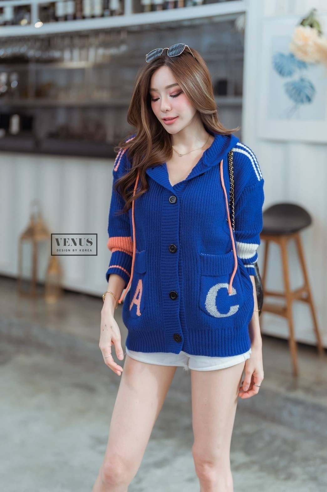 Restock 💙💙💙💙 I'm Lady By Venus เสื้อคลุมแขนยาวผ้าทอนุ่ม ด้านหลังแต่งฮูดอย่างดี งานถักสวยมากๆนะคะ สามารถใส่เป็นเสื้อคลุม หรือ เป็นเสื้อเดี่ยวๆก็น่ารักคะ