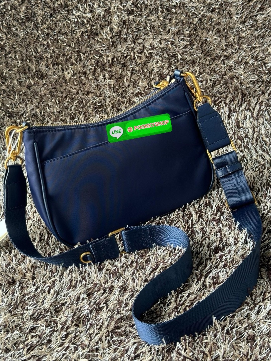 Tory burch nylon web mini hobo เป็นอีกหนึ่งตัวเลือกที่น่าสนใจสำหรับคนที่กำลังมองหากระเป๋าที่เน้นการใช้งาน ดีไซน์เรียบง่าย น้ำหนักเบา เน้นการใช้งานเป็นหลัก อีกทั้งยังมีสายสะพายแบบสปอร์ตช่วยคุณสะพายบนไหล่หรือครอสบอดี้ได้สะดวก ที่สำคัญ ผลิตจากผ้าไนลอนที่มีคว