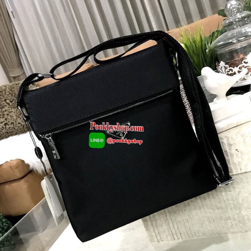 ห้ามพลาด! PRADA MESSENGER BAG VIP GIFT WITH PURCHASE (GWP) กระเป๋าสะพายทรงเหลี่ยมพรีเมี่ยมกิ๊ฟ Limited edition จากเคาน์เตอร์แบรนด์ วัสดุ Nylon เนื้อหนาด้านหน้าประดับโลโก้แบรนด์ดีไซน์คลาสสิคไม่มีเอ้าท์ ขนาดกำลังดี เปิดปิดด้วยซิปสะดวกใช้ ด้านหลังมีช่องซิป ห