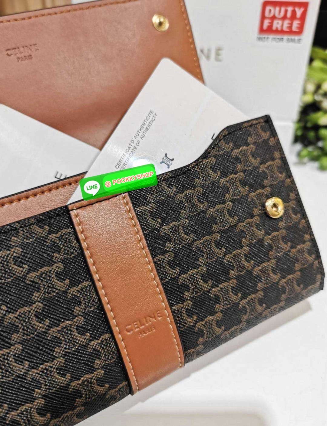 ✴️มาแล้วนะคะ! Don't Miss!✴️CELINE LONG WALLET BAG VIP GIFT WITH PURCHASE-GWP กระเป๋าพรีเมี่ยมกิ๊ฟ Limited จาก CELINE HAUTE PARFUME DUTYFREE COUNTER วัสดุ Triomphe Canvas หนังสวยอยู่ทรงปั้มโลโก้ด้านหน้าเปิดปิดฝาปิดกระดุม ภายในมีช่องใส่บั