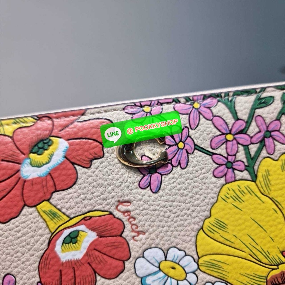 🔆 Model COACH CJ373 LONG ZIP AROUND WALLET WITH FLORAL PRINT 🔆 Details กระเป๋าสตางค์ใบยาว คอลเลคชั่นใหม่ กับดีไซน์ใหม่ ลวดลายดอกไม้สดใสรอบใบโดดเด่น สะดวกใช้งานและขนาดกำลังเหมาะมือมากๆ รูดใช้งานด้วยซิปรอบใบ ภายในแบ่งสัดส่วนไว้อย่างดี มีทั้ง