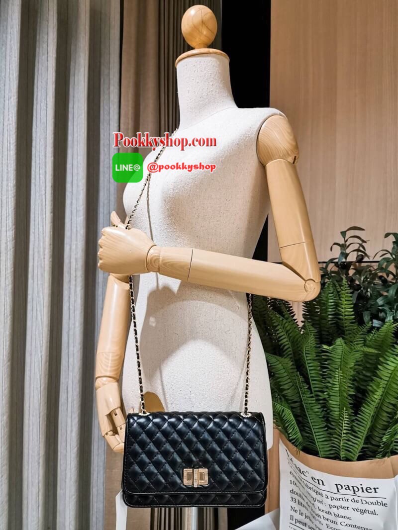 พร้อมส่ง! BEST SELLER! CHARLES & KIETH MINI CLUTCH BAG กระเป๋าสะพายทรงคลัชรุ่นยอดนิยมดีไซน์คลาสสิควัสดุหนังนิ่มลายตารางสวยอยู่ทรงขนาดมินิสไตล์ Chanel เปิดปิดด้วยตัวล๊อคแบบบิดอะไหล่ทอง ด้านหลังประดับโลโก้แบรนด์สวยดูดี มาพร้อมสายสะพายโซ่ร้อยหนัง Crossbody ไ