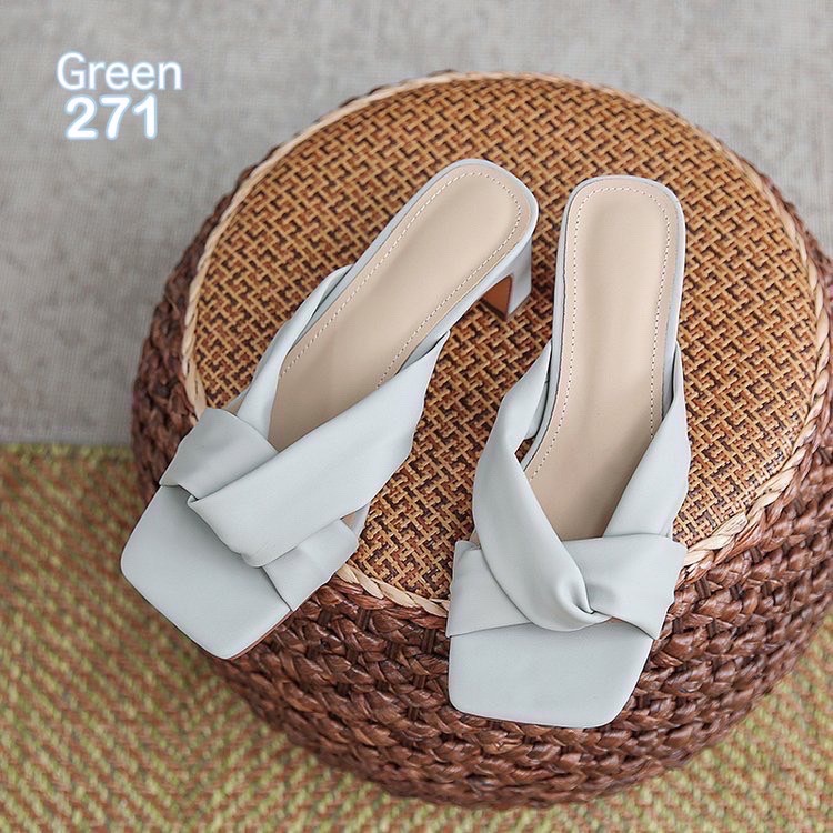 พร้อมส่งคะ งานใหม่มาแล้วจ้า ทรงสวยอย่างดี งานส้นเดินง่าย ตัวนี้ห้ามพลาด ใส่สบายจะแมตช์กับกางเกง👖หรือกระโปรง👗ก็ได้ค่ะ แม่ค้าคอนเฟริม ห้ามพลาดเลยจ้าตัวนี้แนะนำ อย่าช้ารีบเลย