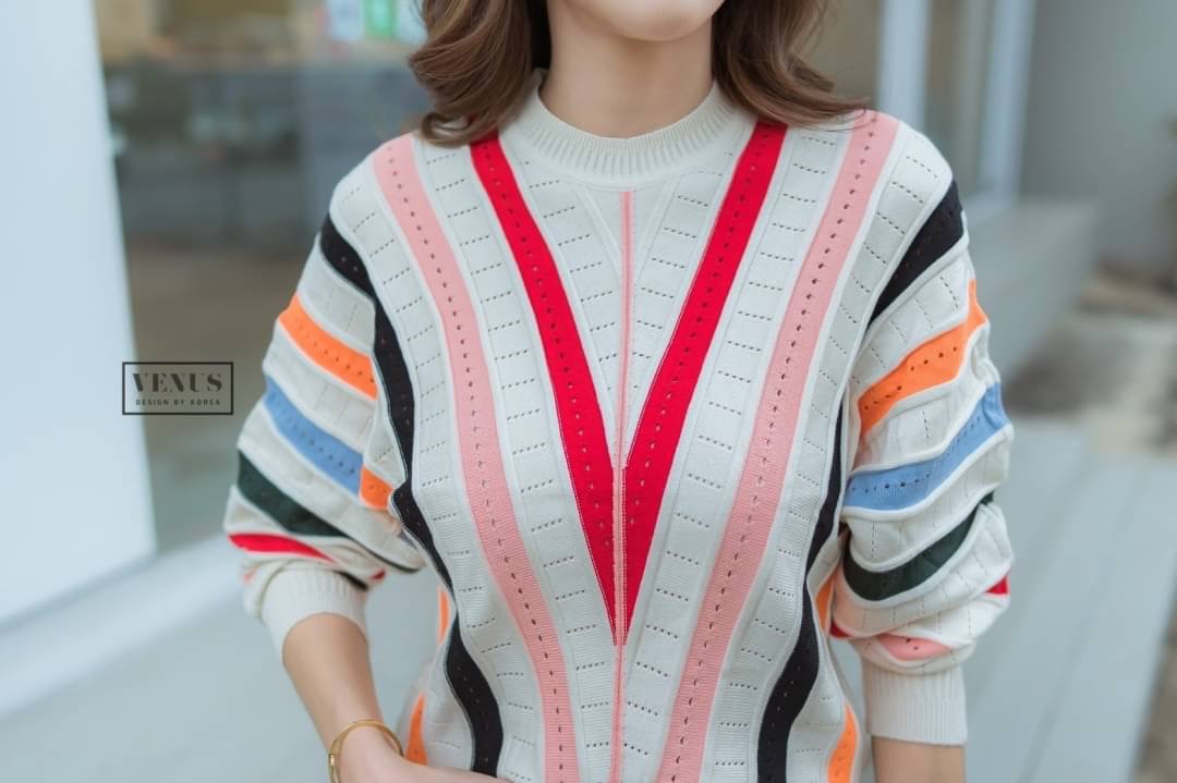 Restock ♥️♥️♥️ I'm Lady By Venus เสื้อแขนยาวผ้าทอนุ่ม ทอลายคอลเลอร์ฟลูสลับสีกันน่ารักมากๆนะคะ เนื้อผ้าทอนุ่มใส่สบายสุดๆคะ แม๊ทกับกางเกงยีนขาสั้นก็สวยคะ