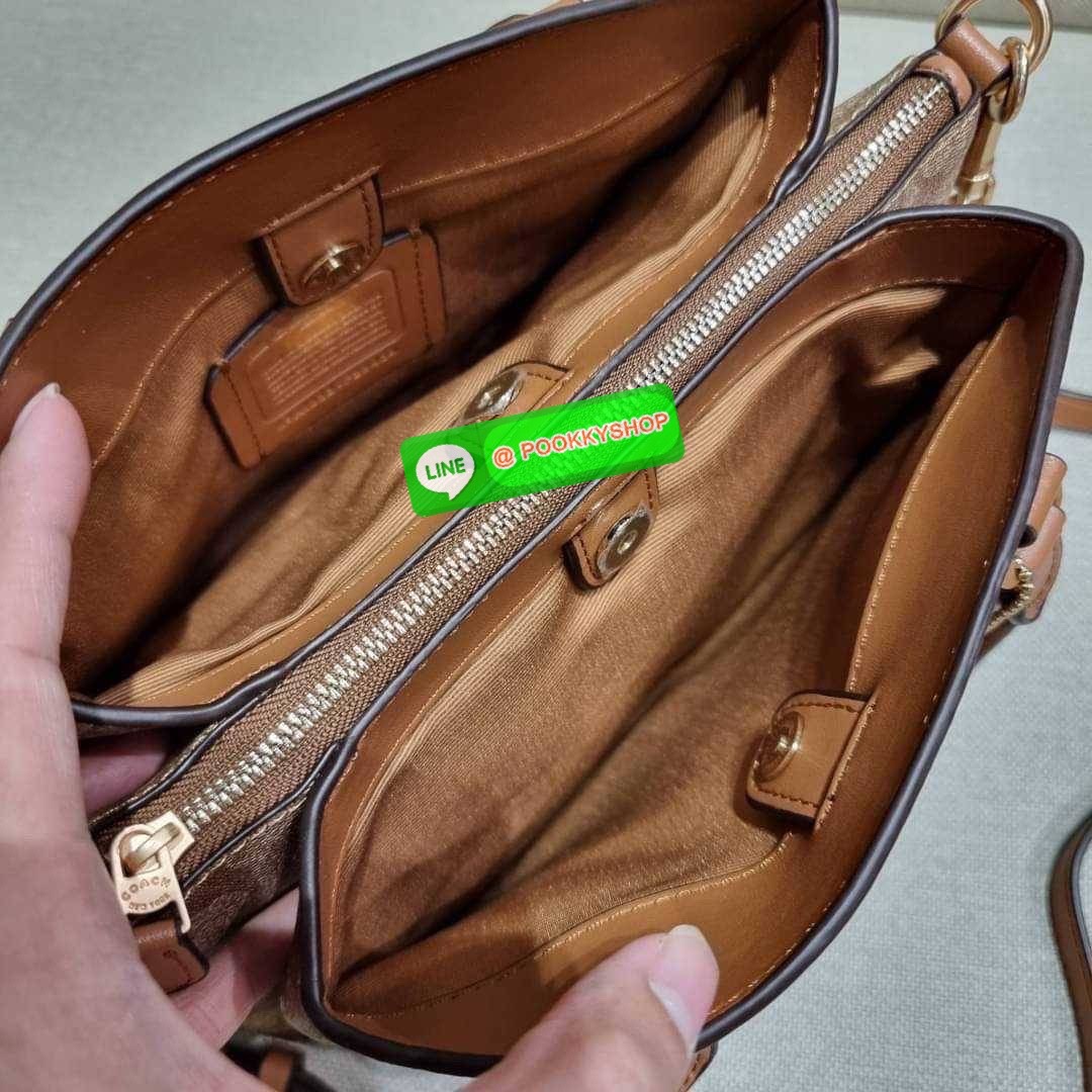 COACH F29434 MINI SAGE CARRYALL IN SIGNATURE CANVAS รุ่นยอดฮิต!! ที่สุดของกระเป๋าสะพายขายดี ต้องทรงถังมินิรุ่นนี้ วัสดุหนังแคนวาสเคลือบลาย สวย คลาสสิค มาพร้อมสายสะพายข้างและหูหิ้วในตัว ถอดออกถือคล้องแขนเก๋ๆ หรูๆยังได้ ภายในเป็นช่องโล่ง แบ่งสัดส่วนอย่างดี