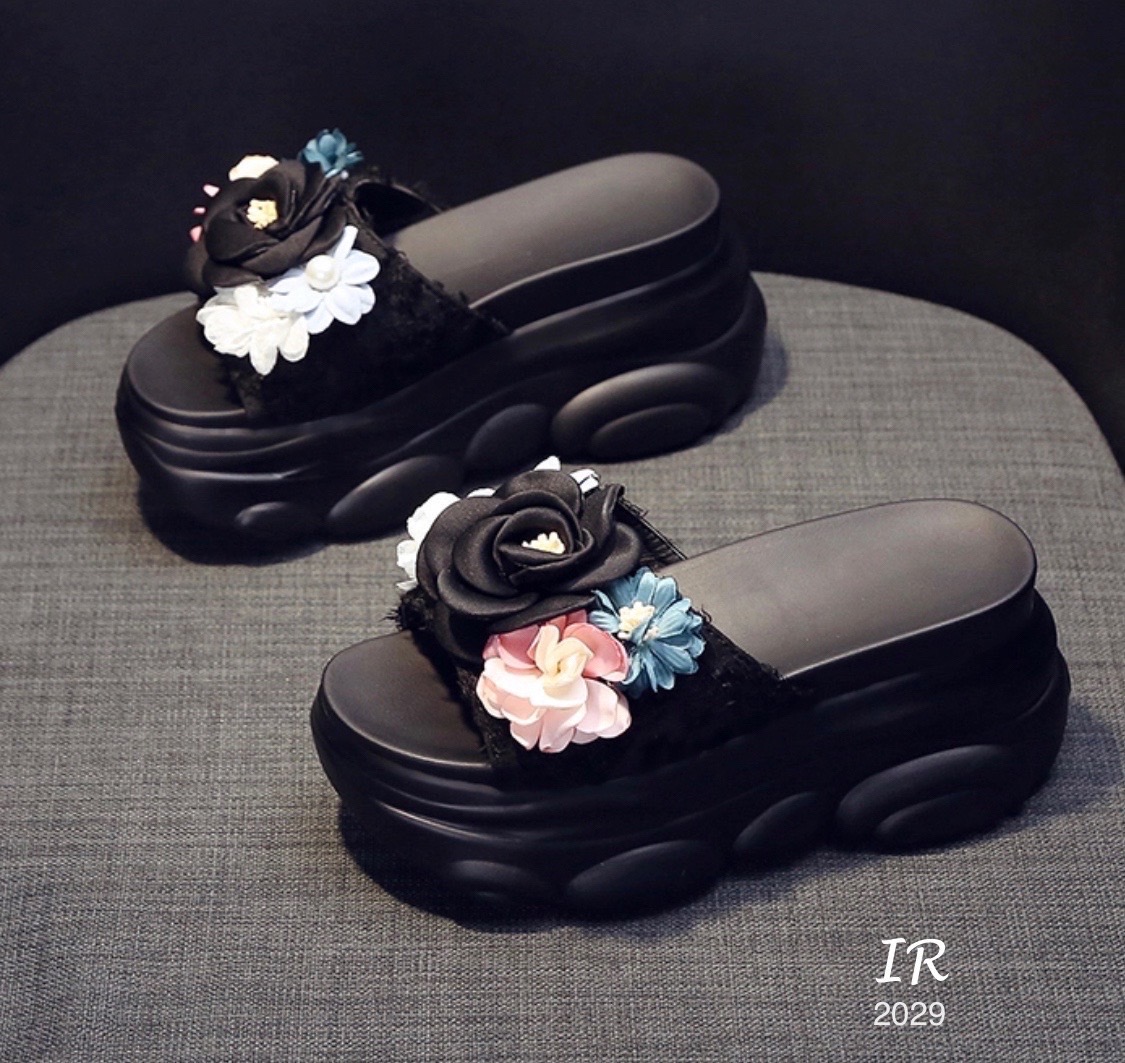 แบบขายดี!!! พร้อมส่ง งานนำเข้าพื้นหมีตัวใหม่น่ารักมากค่า รองเท้าสวมเตารีดแต่งดอกไม้ดีไซน์น่ารักมาก สูง 3 นิ้ว ทรงสโลปไม่เทหน้ามาก เดินง่ายไม่ปวดข้อเท้า ใส่สวย ช่วงนี้ส้นตัวนี้กำลังอินนะค่า