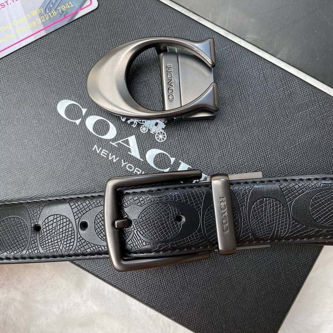 Set เข็มขัด coach 2 หัว ใส่แบบเจาะรูเข็มขัด สายลายC นูนสลับกับด้านเรียบ สลับใช้ได้ 2 ด้าน ทั้งยังสามารถเจาะรูเพิ่มได้ รุ่นนี้มาพร้อมป้ายแท็กแบรนด์ หัวเข็มขัดใส่ได้ง่าย ถอดได้ไม่ยาก ซื้อเป็นของขวัญของฝาก ดูดีมากๆเลยนะคะ