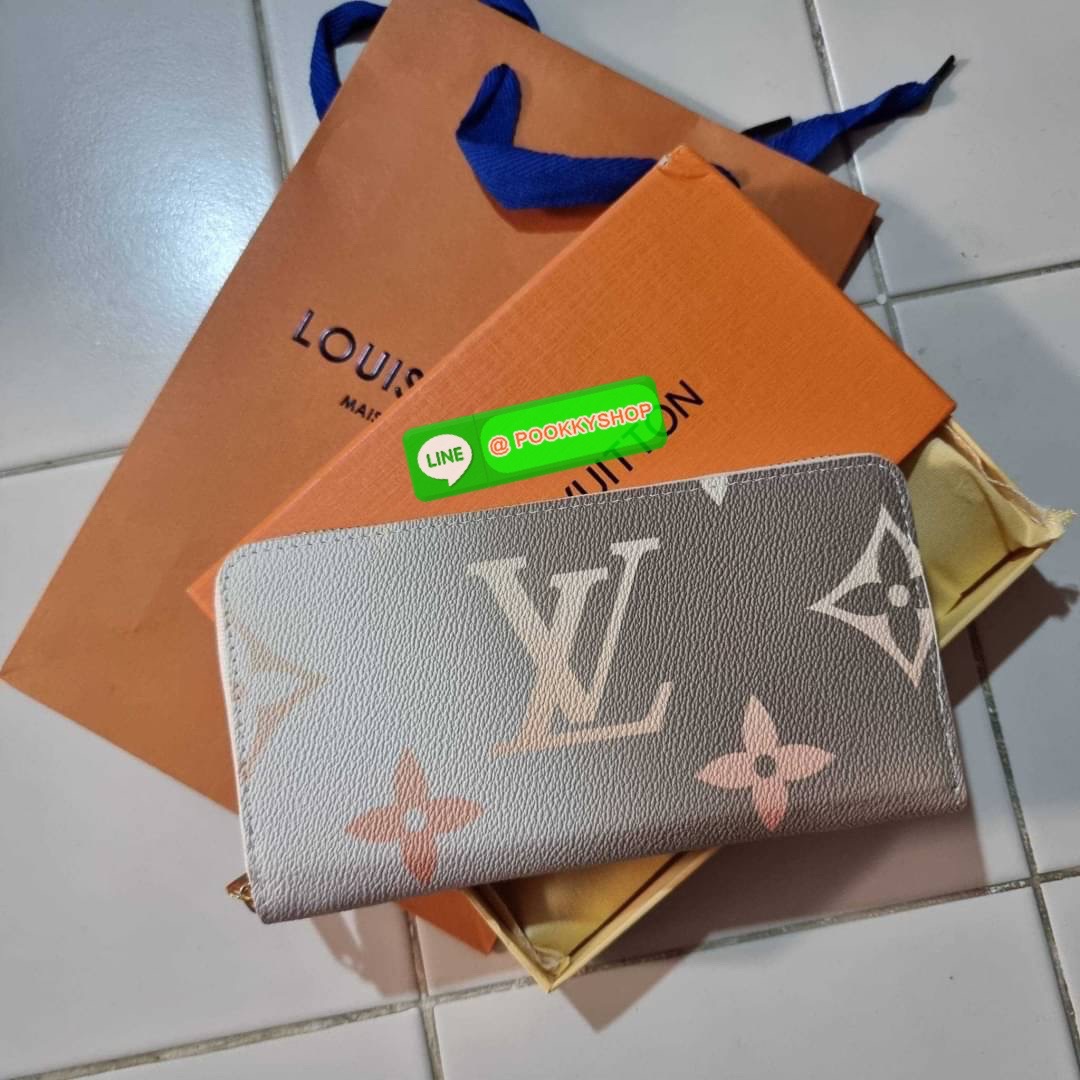 NEW IN!! LV long zip wallet with gwp กระเป๋าสตางค์พรีเมี่ยมกิ๊ฟ ดีไซน์ล่าสุด หวานๆสวยๆ น่าใช้มาก ใบยาวขนาดกำลังเหมาะมือ ถือแล้วขับผิว โดดเด่นด้วยสไตล์การไล่เฉดสีโทนละมุน ดูโดดเด่นไม่เหมือนใคร วัสดุหนังแคนวาส ทนทาน เปิด-ปิดด้วยซิปรอบ ภายในมีช่องใส่บัตรเยอะ