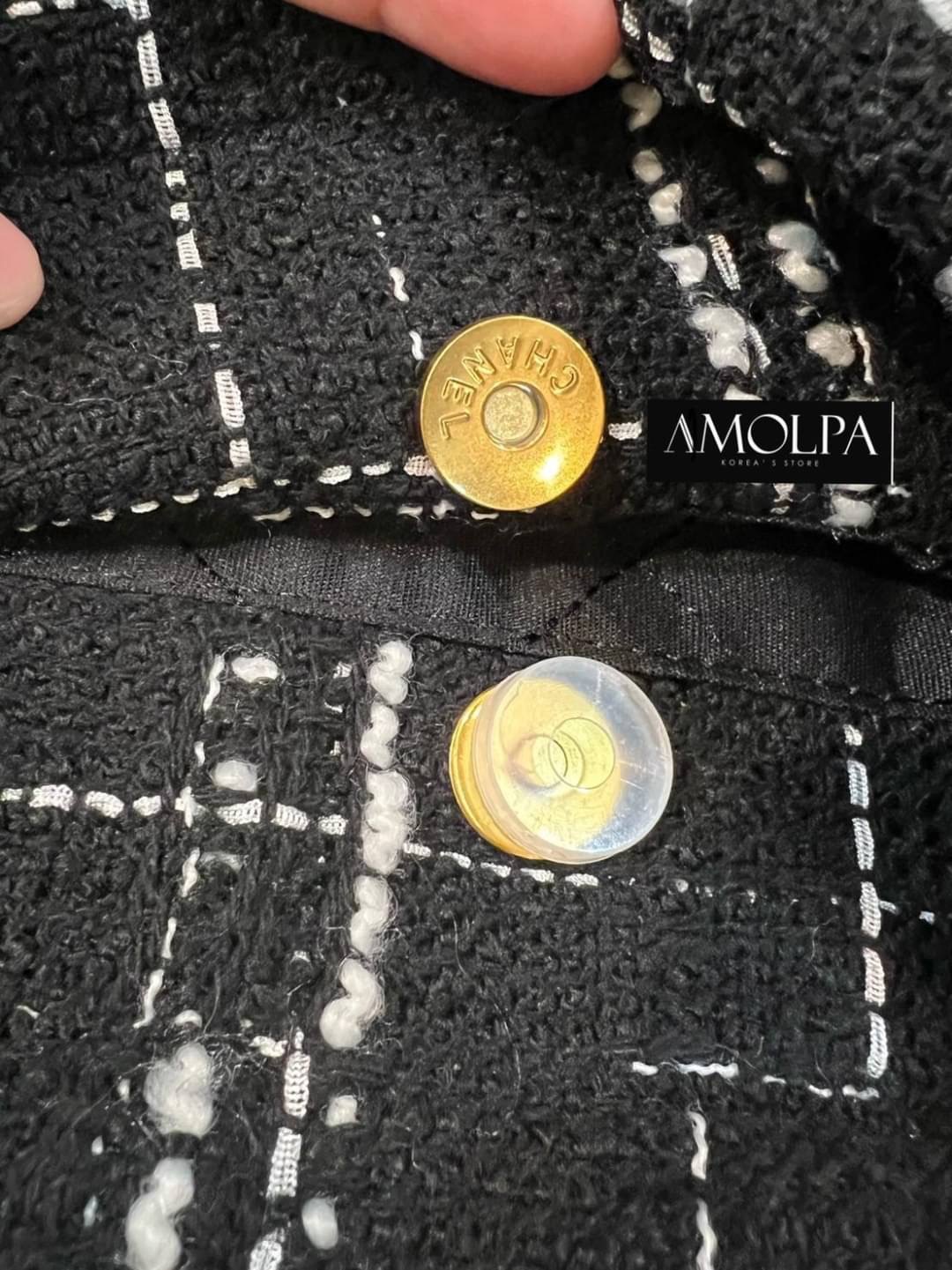 มาต่อที่ ACCESSORIES กระเป๋า CHANEL 22 HANDBAG สวยตาแตก ปังสุดๆ ในคอลเล็คชั่นล่สสุด Spring Summer 2022 กระเป๋าที่ตอบโจทย์การใช้งานของสาวๆ เรียกว่า every day bag ก็ได้น้าา รูปทรงสี่เหลี่ยม ดีไซน์เรียบง่าย แต่ยังคงความหรูหราด้วยวัสดุผ้าทวิต ปักตัวอักษร CHAN