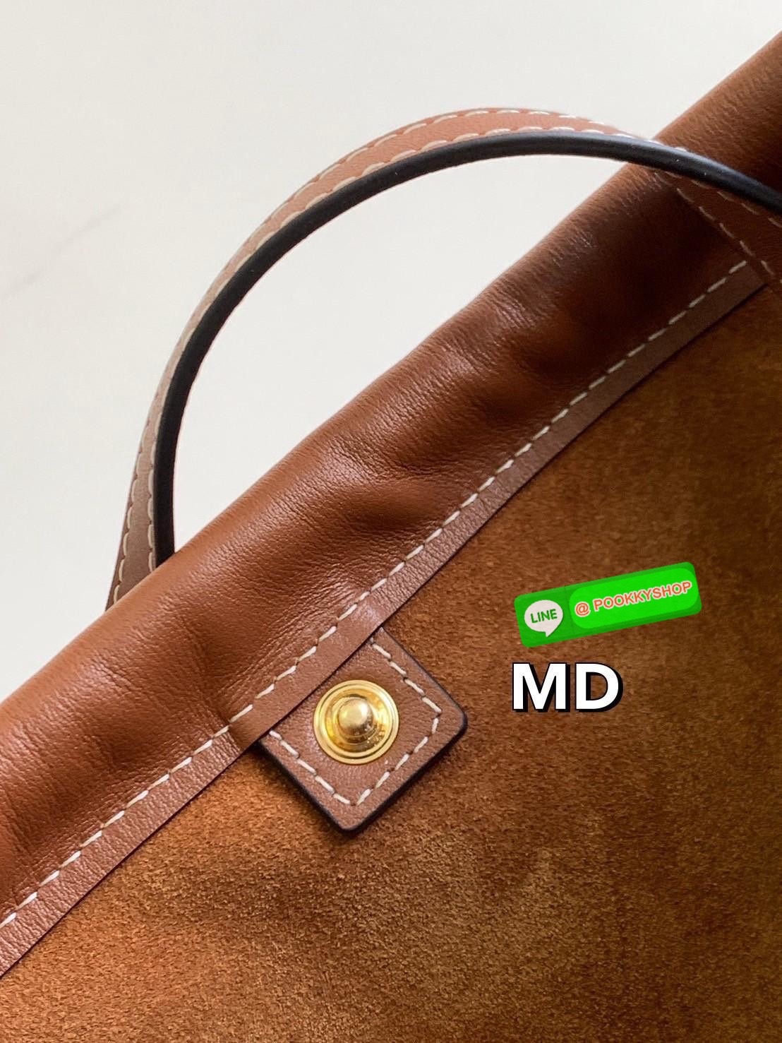 CELINE Small Cabas Drawstring Cuir Triomphe / CELINE TOTE BAG กระเป๋าทรงโท้ทน่ารักน่าใช้ ตัวกระเป๋าหนังนุ่มมาก ปากกระเป๋าเป็นหูรูดดึงปรับทรงได้สองแบบสองสไตล์ ด้านในเปิดปิดด้วยกระดุม ภายในโล่งกว้างจุของได้คุ้มๆ มาพร้อมสายสะพายยาวถอดและปรับได้ แมทช์กับเสื้อ