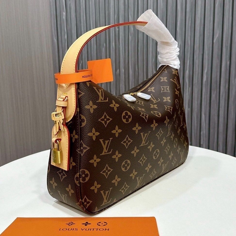 🕊️ พร้อมส่ง | LV Slouchy PM bag กระเป๋าสะพายทรงโฮโบดีไซน์คลาสสิค ใบใหญ่กำลังสวย โดดเด่นด้วยรูปทรงเป็นเอกลักษณ์ ใช้งานได้สะดวกคล่องตัว เหมาะสำหรับพกพาเดินทางและใช้งานได้ทุกวัน ลายโมโนแกรมแคนวาสสุดไอคอนิก เสริมความสง่างามด้วยอะไหล่สีทอง งานจริงสวยมา