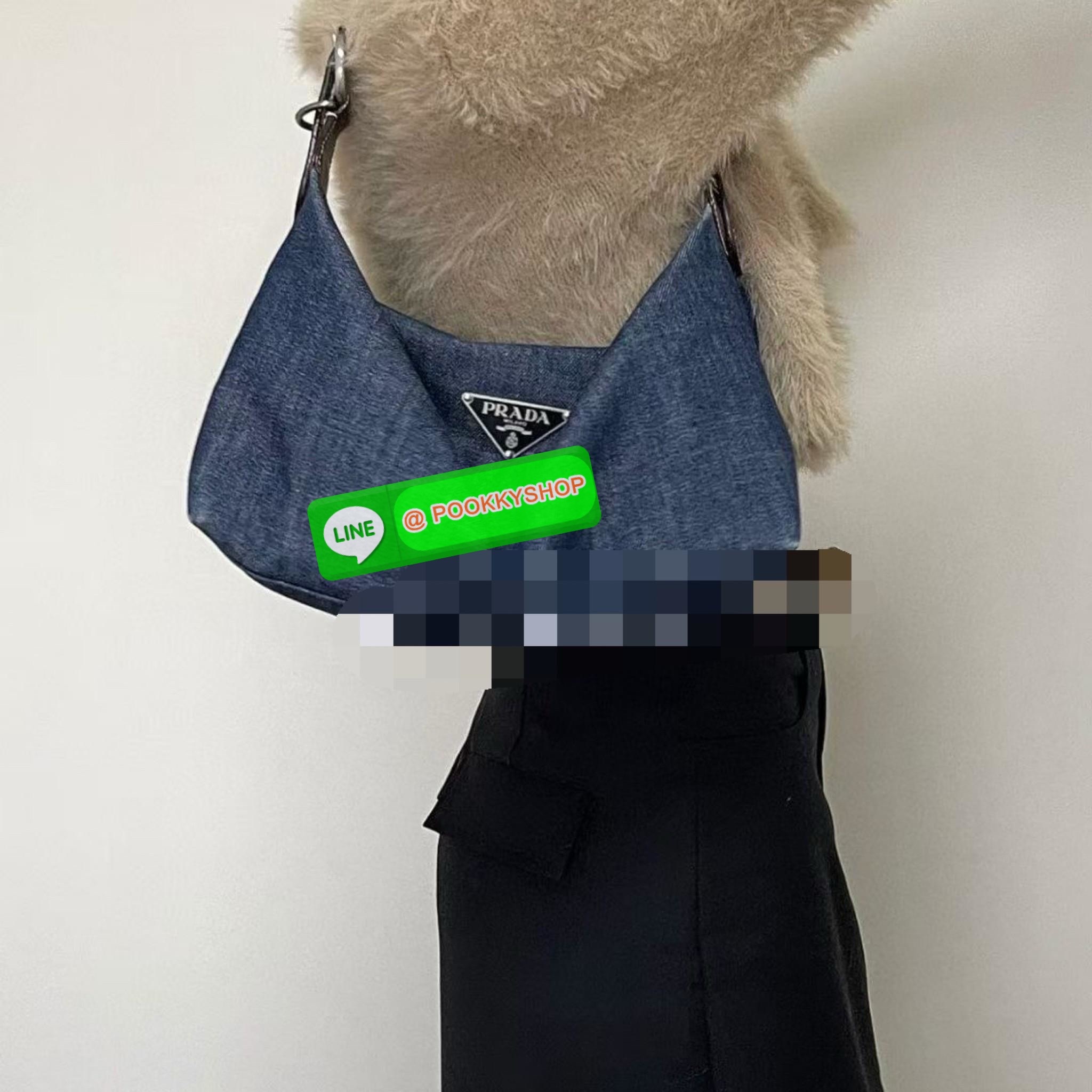 **สินค้าเข้าใหม่** ทางนี้ค่าาสาวๆ สวยเกินจะห้ามใจไหว! NEW IN! PRADA HOBO HANDBAG//SHOULDER DENIM BAG 🔖พร้อมส่งา แม่ค้าเองก็จับไม่วางแล้ว1ค่าา สวยจริงๆ กับPrada denim วัสดุยีนส์หนานิ่มตัดขอบหนังอย่างดี ทรงสวยมากๆค่ะ หูหิ้วสายหนังในตัว คล้องไหล่ได้