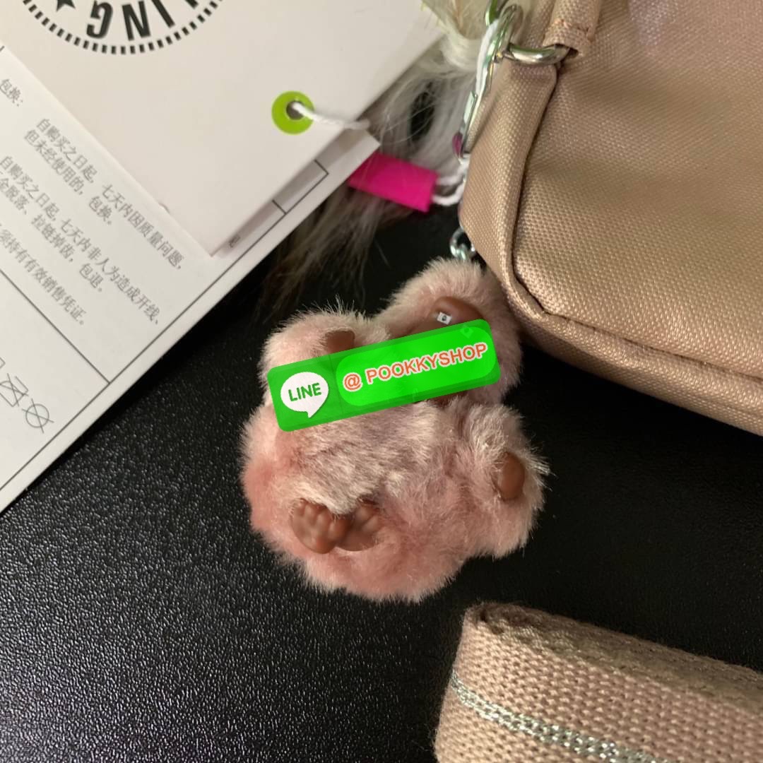 KIPLING 3 Monkey program Seoul up clutch & sling bag กระเป๋าคล้องมือ หรือ สะพายข้าง ขนาดเล็ก วัสดุ Nylon & Polyester 100% ใช้งานได้ 2 รูปแบบ มีสายสลับเปลี่ยนได้ทั้งแบบคล้องมือหรือสะพายข้าง เปิด-ปิดด้วยซิป ช่องหลักโล่ง มีช่องใส่บัตรด้านข้าง 6 ช่อง และช่องด