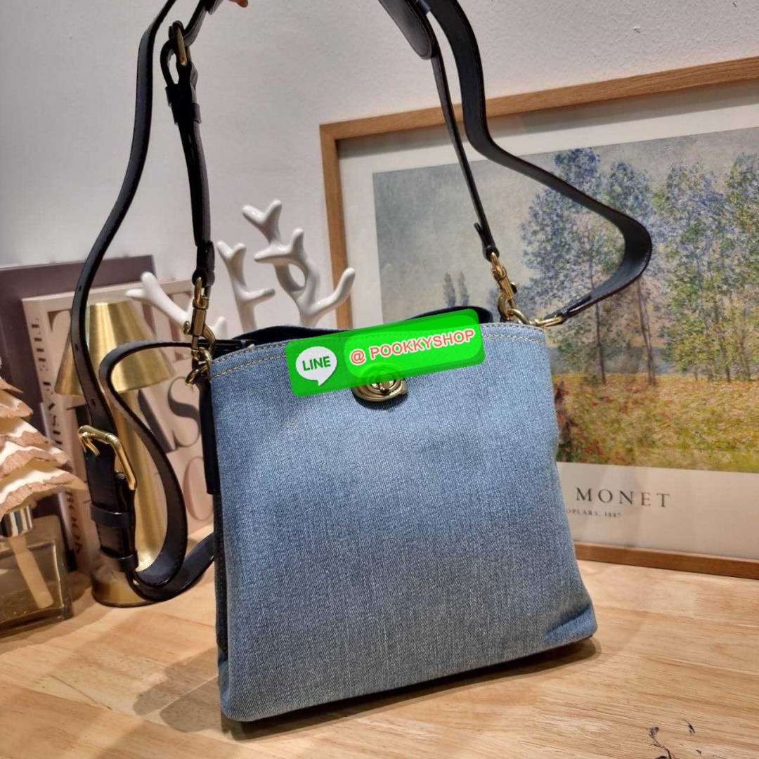 COACH CS241 WILLOW BUCKET BAG 🔆 Details ไอเท็มขายดี the best seller ที่สวยแบบมองไม่เลิก!! สวยแบบทำถึง!! กระเป๋าสะพายไหล่ทรงสวย ดีไซน์คลาสสิควินเทจ สีเดนิมดูโดดเด่น เปิดปิดด้วยตัวบิดล็อค และอีกฝั่งเป็นกระดุมแม่เหล็ก
