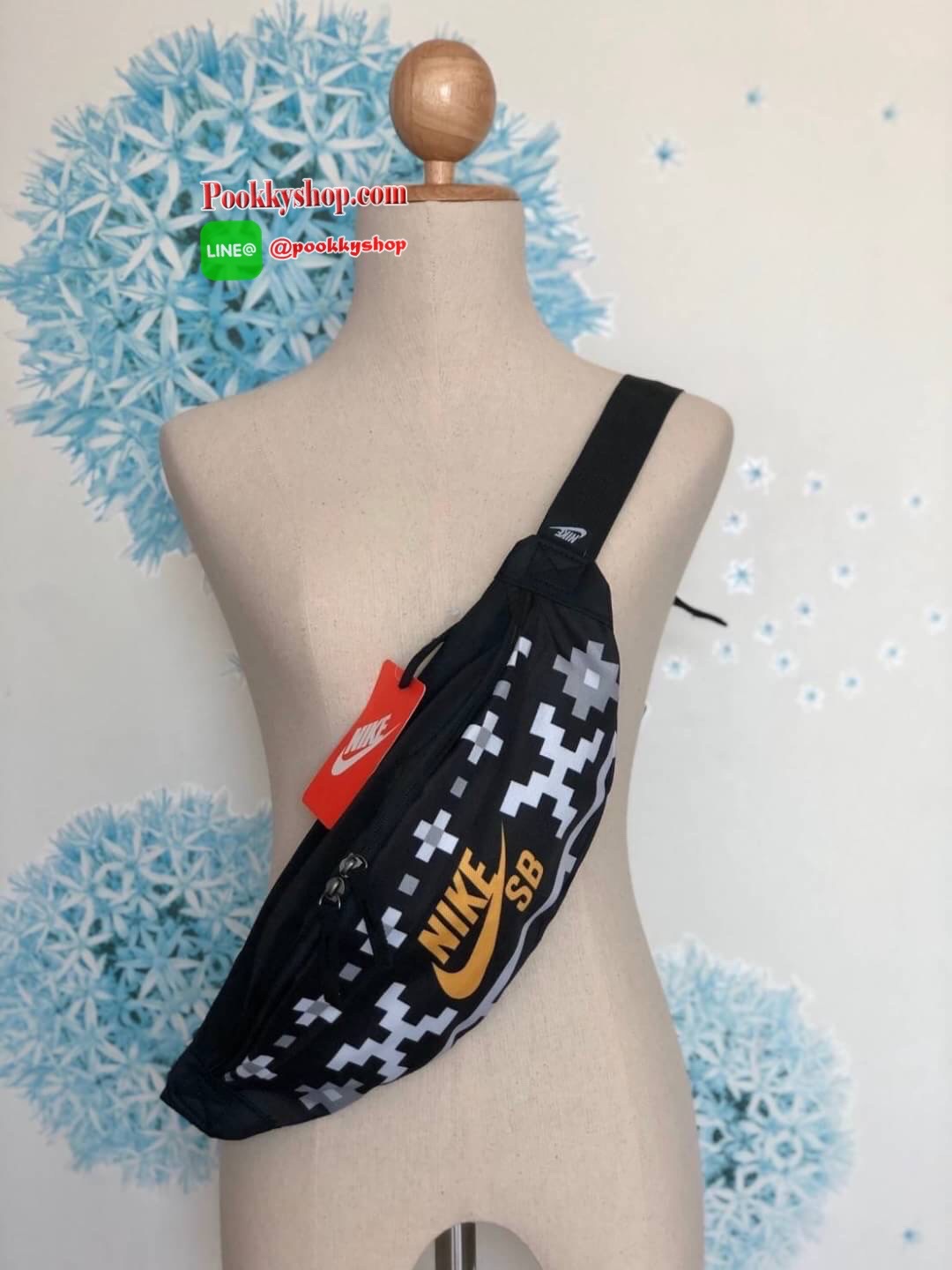 New!! งานใหม่มาแล้วค๊า❤️ รุ่นนี้น่ารักมาก Nike SB Belt bag พร้อมส่งที่ไทยก่อนใคร กระเป๋าสะพายคาดอกน้ำหนักเบา จุของได้เยอะเว่อออ ช่องเ้านหน้าเป็นซิปคู่ จุของได้เยอะมาก ใส่กระเป๋าเงินใบยาวได้เลยค่าสาวๆ มีช่องซ่ินด้านหลังให้อีก 1 ช่อง สายสะพายปรับสายต
