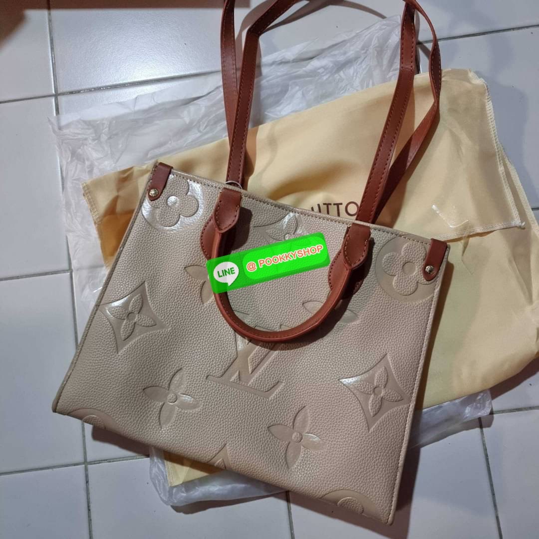 New arrival!! LV crossbody tote bag ดีไซน์สวยคม สมราคา ดูแพงไปอีก ด้วยดีเทลลายของหนัง crossgrain กระเป๋าทรงโท้ทจากเคาน์เตอร์ dutyfree คลาสสิค ผู้ดียืนหนึ่ง โทนสีใช้งานง่าย แมทช์ได้ทุกลุค มาพร้อมหูจับในตัว แบบหูหิ้ว และหูยาวสำหรับสะพายไหล่ เก๋มาก ชิคมาก ภา