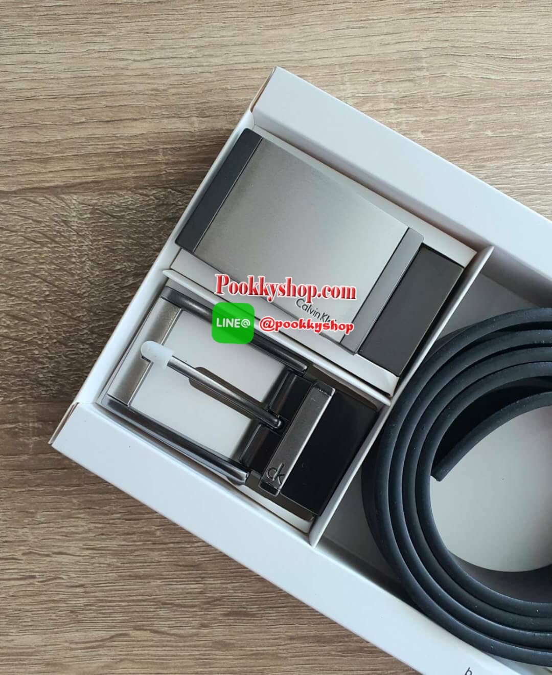 CALVIN KLEIN BELT AND BUCKLE SET เซตเข็มขัดหนังวัวแท้คุณภาพดี ในเซตประกอบด้วย หัวเข็มขัดโลหะ 2 หัว 2 แบบ พร้อมกับเข็มขัดหนังเรียบ 1 เส้นที่สามารถใช้ได้ทั้ง 2 ด้านสีดำสลับน้ำตาล สวยน่าใช้มากๆค่ะ