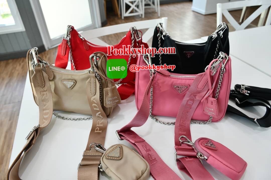PRADA nylon mini รุ่นใหม่ มาแรง!!! ไอเท็มยอดฮิต วัสดnylon กันน้ำ มีสาย2แบบ สายยาวปรับระดับได้ฟรีไซด์และสายโซ่คล้องแขน มีป้ายแท็คหนัง อย่างดี และกระเป๋าใส่เหรียญน่ารักๆ อะไหลเงินปั้มแบรนด์แท้ทุกจุด ทรงสวย ถอดเปลี่ยนสายได้ เปิดปิดด้วยซิป ด้านในมีป้ายโลหะแบร
