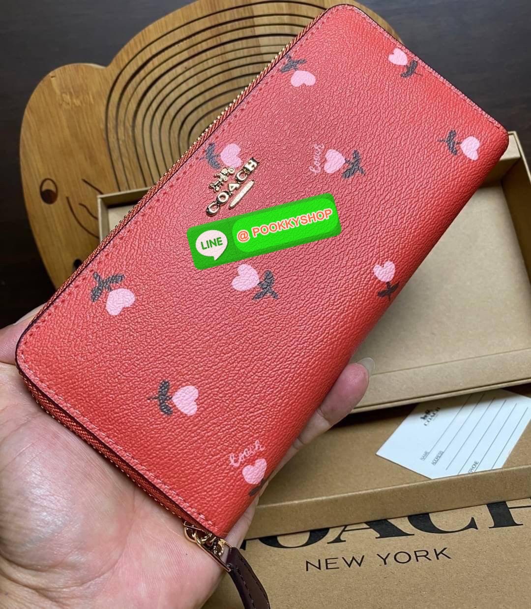 COACH ACCORDION ZIP WALLET IN SIGNATURE CANVAS กระเป๋าสตางค์ใบยาว ซิปรอบ ใช้งานง่าย ด้วยฟังค์ชั้น ด้านใน ใส่บัตรได้จุใจ มีช่องซิปใส่เหรียญตรงกลาง โดนใจหลายๆคนไปเรียบร้อยและคลาสสิค เรียบหรูดูแพงตลอดกาล ยกให้รุ่นนี้เลย