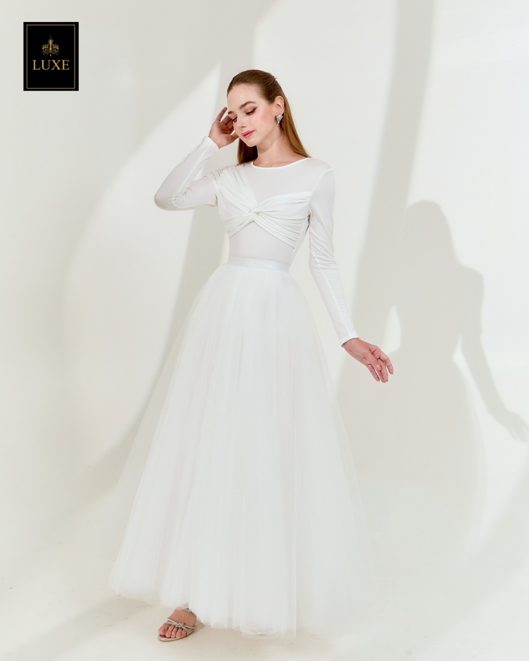 เสื้อแฟชั่น เสื้อคอกลมแขนยาว ลูกเล่นทวิสต์ที่คอเสื้อ ทรงเข้ารูปเล็กน้อย