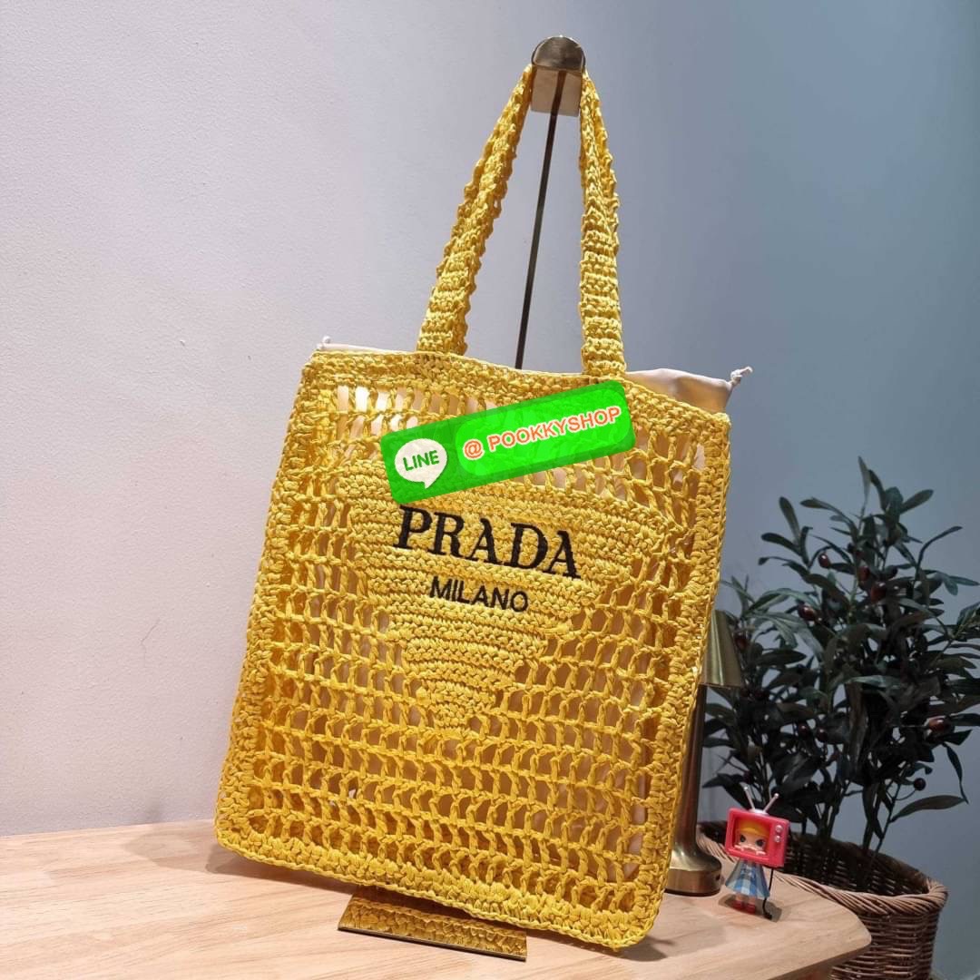 PRADA RAFFIA TOTE BAG สวยไม่ซ้ำใคร สไตล์บีช เหมาะมากกับการสะพายไปเที่ยวทะเล หรือจะใช้ในวันสบายๆก็ตอบโจทย์ กับกระเป๋าสะพายสานใบใหญ่ ตัวกระเป๋าเป็นวัสดุสังเคราห์จากธรรมชาติ สานทอเต็มใบออกมาเป็นลวดลายสวยงาม มีกระเป๋าซับในให้ สำหรับใส่ของเป็นสัดส่วน และรูดปาก
