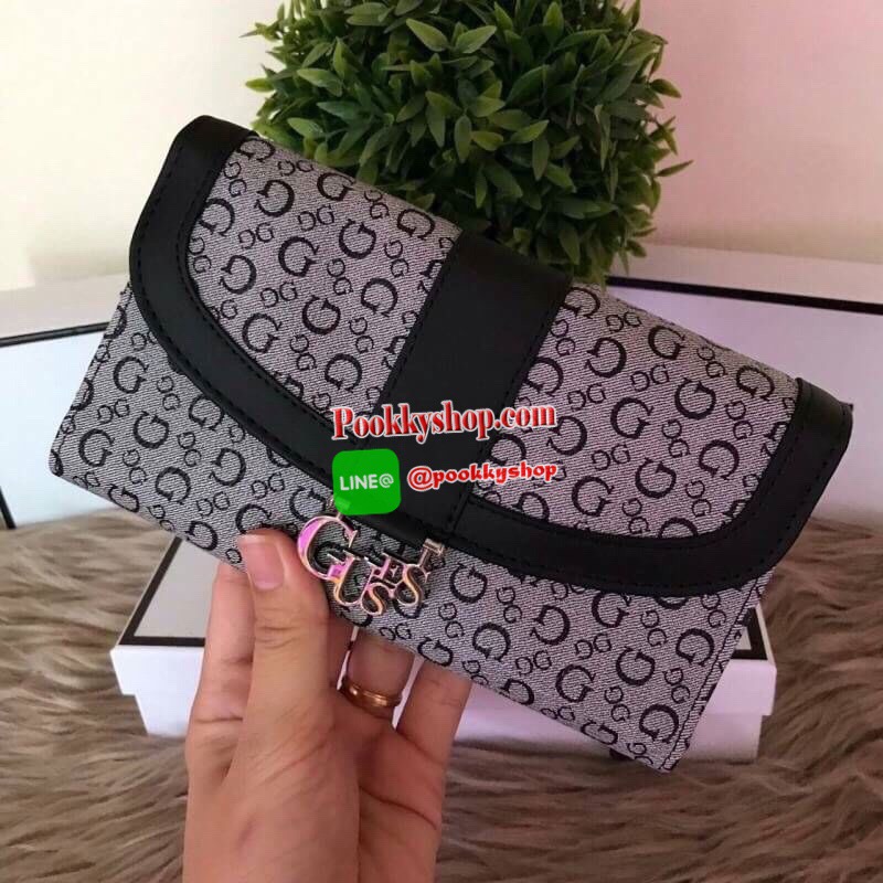 Guess leather wallet กระเป๋าสตางค์ใบกลาง ด้านหน้าแต่งโลโก้แบรนด์โลหะสวยหรูลายซิกเนเจอร์ของแบรนด์ ภายในมีช่องใส่ธนบัตร บัตรต่างๆ ช่องใส่รูป มีช่องยาว 3 ช่อง ใส่ธนบัตร ด้านหลังมีช่องซิปใส่เหรียญ ปิดเปิดใช้งานสะดวก ถือถนัดมือ ขนาดกำลังพอเหมาะ ดีไซร์หรูสวยงาม
