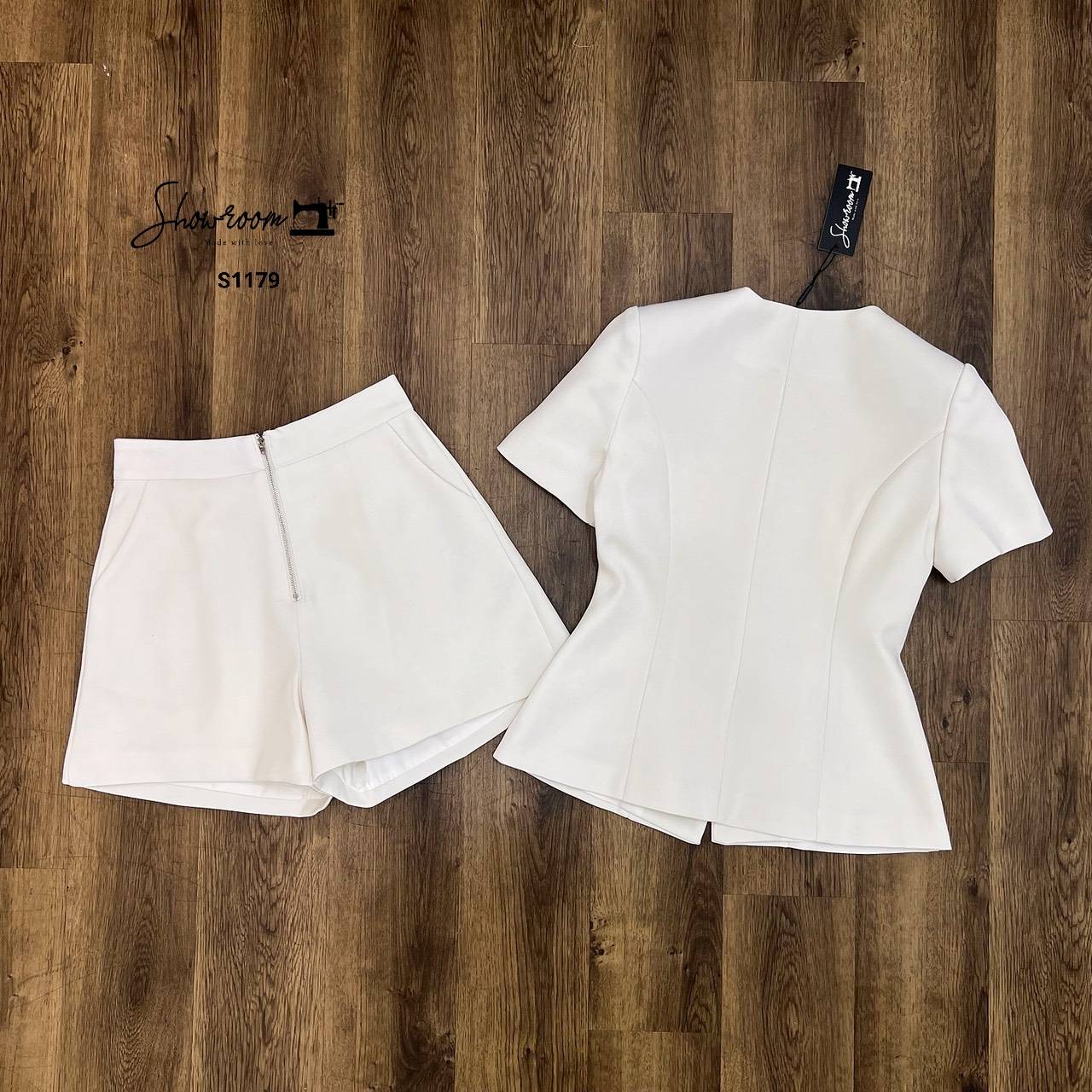 ชุดเซทแฟชั่น เซ็ตเสื้อแขนสั้นดีไซน์เก๋ แต่งกะดุมทอง มาพร้อมกางเกงขาสั้นทรงสวยเข้าเซ็ต