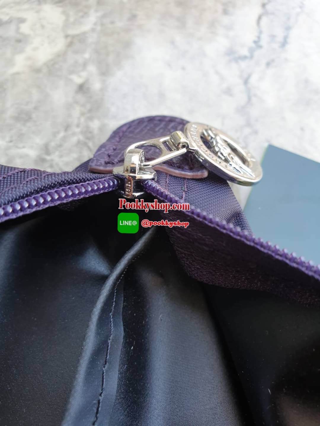 Longchamp Le Pliage Club Tote Bag Size L หูยาว วัสดุเนื้อผ้า Nylon Canvas เคลือบกันนำ้ ตัดด้วยหนังแท้ที่มีน้ำหนักเบา ดีไซน์เรียบง่ายแต่เต็มไปด้วยความคลาสสิก จนเป็นที่ชื่นชอบไปทั่วโลก Longchamp ปรับโฉม LE PLIAGE ด้วยการปักลายรูปม้า-ตราสัญลักษณ์ของแบรนด์บนผ