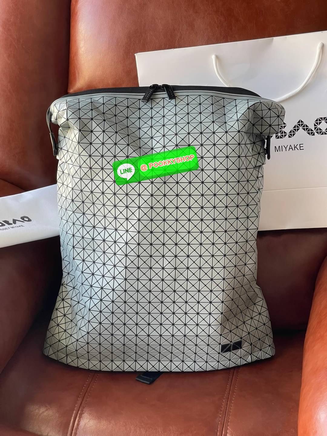 BAO BAO ISSEY MIYAKE LARGE BACKPACK ผู้ที่มักใช้งานกระเป๋าเป้ในชีวิตประจำวัน ส่วนมากจะอยู่ในวัยนักเรียน-นักศึกษาหรือวัยทำงาน ซึ่งรุ่นนี้ตอบโจทย์การใช้งานได้เป็นอย่างดี เป็นเป้ที่มีช่องสำหรับใส่สัมภาระประมาณหนึ่ง เพื่อให้สามารถจัดเก็บสิ่งของได้อย่างเป็นระเ