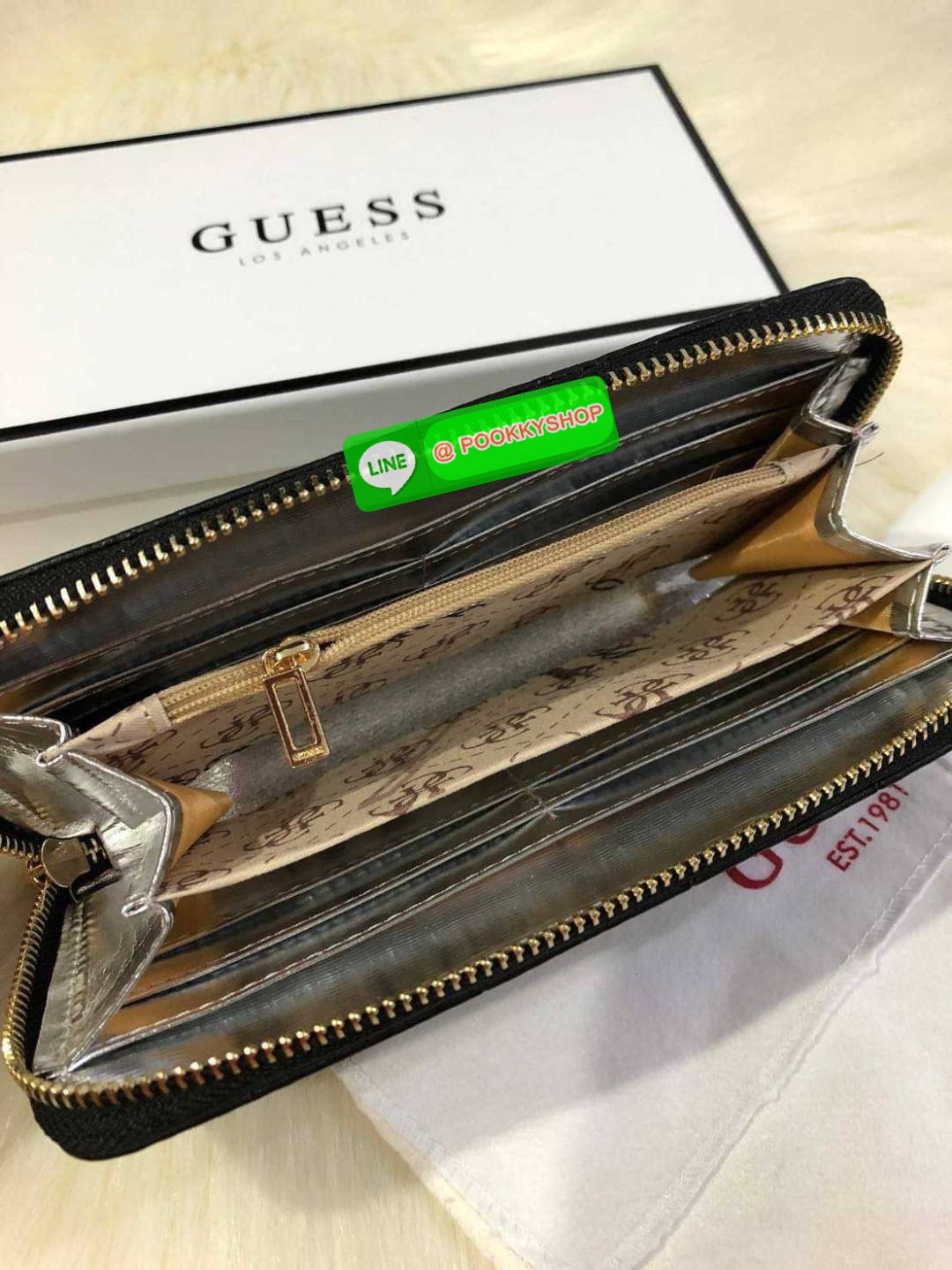 GUESS WOMEN'S LONG WALLET กระเป๋าสตางค์ใบยาว สวยมากค่ะ เปิดปิดด้วยซิป ด้านหน้าประดับโลโก้แบรนด์ ด้านหลังมีช่องซิป หัวซิปแบรนด์ทุกจุด ภายในมีช่องใส่ธนบัตรแบงก์พัน ช่องซิปกลางและช่องใส่บัตรหลายช่องสวยน่าใช้ทุกสีค่ะ มาพร้อมกล่องกระดาษแบรนด์และถุงผ้ามอบเ