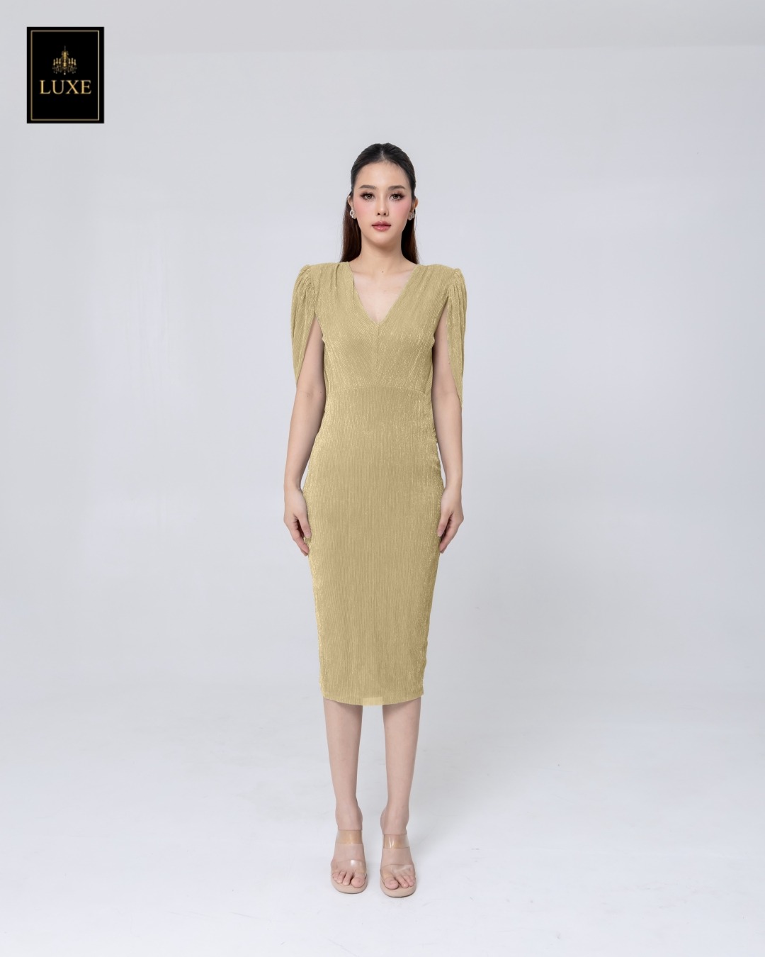 เดรสแฟชั่น เดรสเสื้อวี กระโปรงทรงสอบ มีผ้าคลุมไหล่คอถ่วงด้านหลัง ทำจากผ้าราเม่อัดพลีท