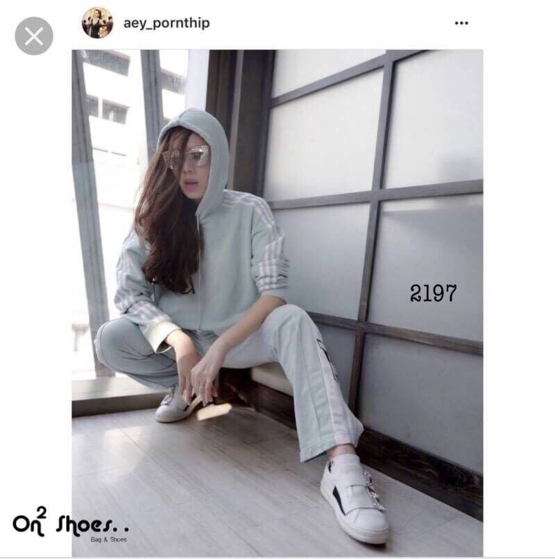 Roger vivier viv shoes รุ่นนี้ Sneaky Viv’ Double Strass Buckle นับเป็นรุ่นยอดนิยมอีกรุ่น จะแตกต่างตรงที่มีบัคเคิล คริสตัล สองอัน แต่ยังคงความคลาสสิก เรียบหรูดูดี หากเป็นคุณที่หยิบมาใส่ก็ทำให้คอมพลีทลุคในวันสบายๆ ได้อย่างดีเลย มีความพิเศษตรงที่เพิ่มบัคเคิ