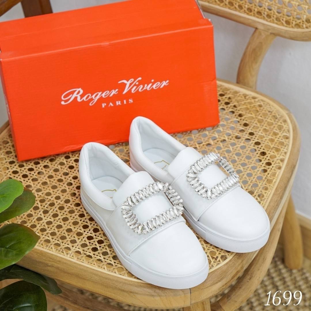 พร้อมส่ง รองเท้าผ้าใบ roger ที่ขายดีมากที่สุด รุ่นนี้ดาราใส่เยอะมาก มีกันเกือบทุกคน งานรองเท้าผ้าใบทรงสวม หนังนิ่ม ตกแต่งดีไซน์หน้าเพชรสุดหรูตามสไตล์ ทรงสวยเว่อร์ บอกเลยว่า เป็นรองเท้าที่ต้องมีมากๆ