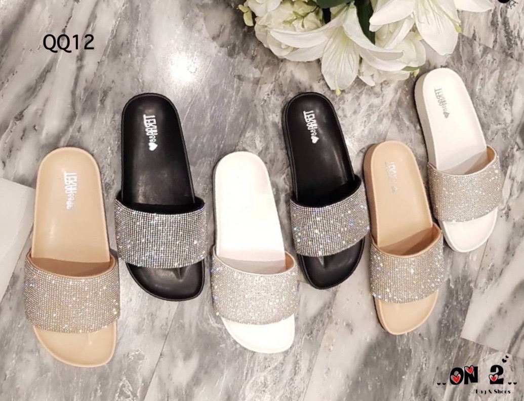 New in....รองเท้าแตะสวมประดับเพชรสไตล์แบรนด์ เพชรวิบวับสวยวิ้ง ตัดสีพื้นเรียบหรู งานใส่สบาย เสริมพื้นซัพพรอตเท้าได้ดีมากค่ะ