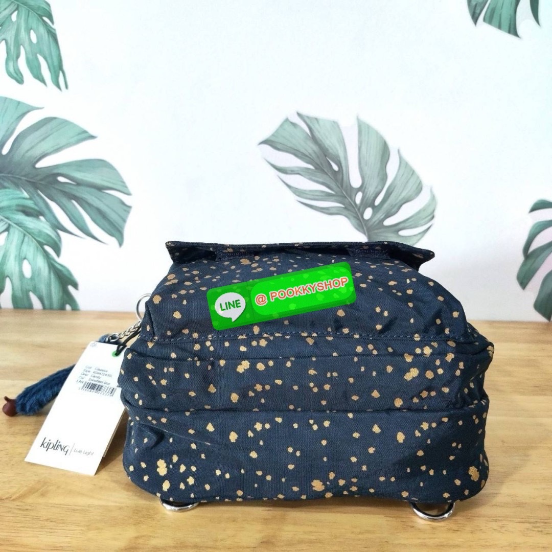 KIPLING Cand 2 ways backpack กระเป๋าถือหรือสะพายข้าง ขนาดกลาง วัสดุ Polyester 100% -ด้านหน้ามี 2 ช่องซิป -ช่องหลักโล่งกว้าง ใส่ของได้เยอะสุดๆ พร้อมช่องซิปและช่องแยกด้านข้างให้แยกของได้เป็นระเบียบมากขึ้น สามารถติใส่กระเป๋าสตางค์ใบยาวได้ มาพร้อมสายคล้องพวงก