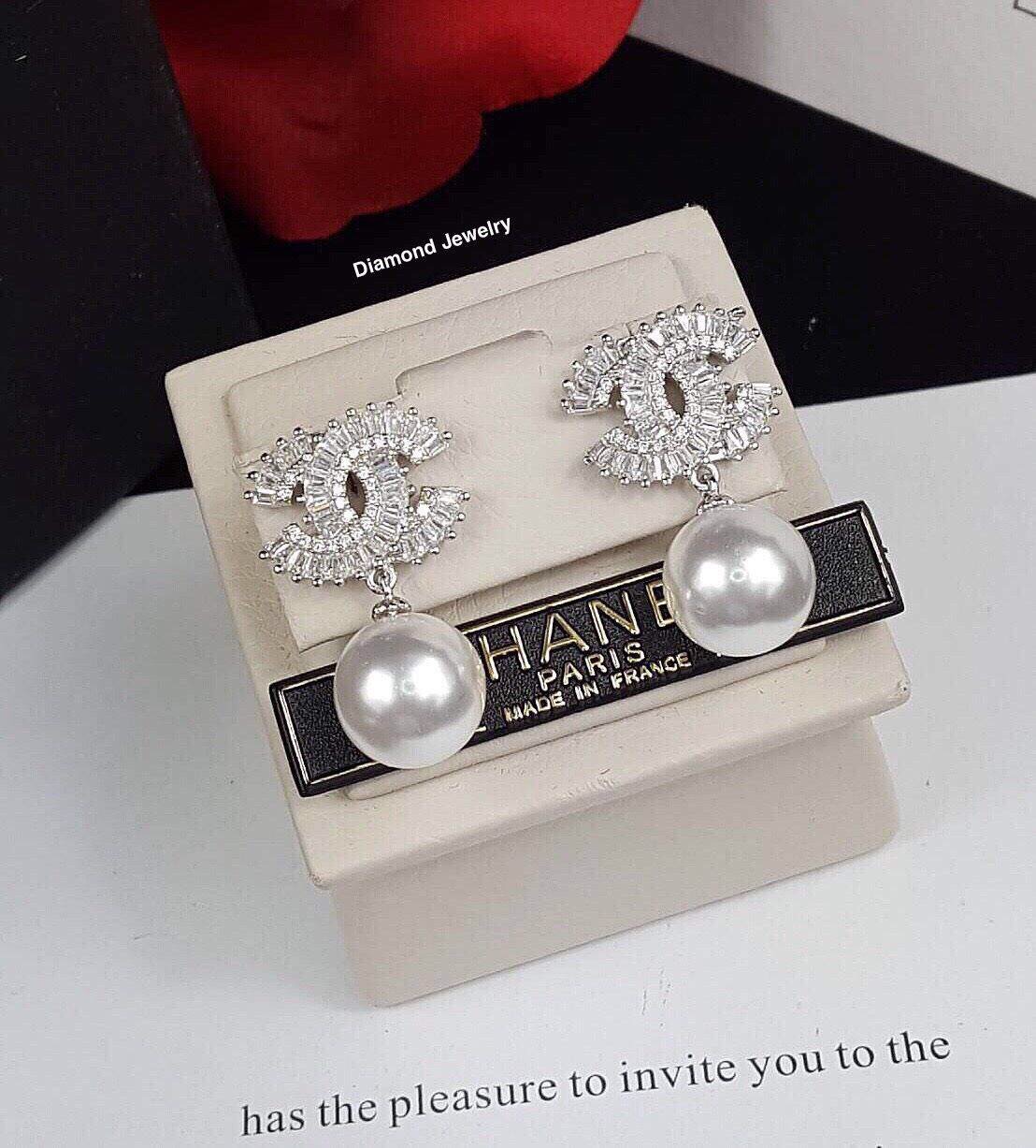New Arrival !!!!! Chanel Earring ต่างหูมุกชาแนลงานเพชรปาเกต ประดับเพชร CZ แท้ งานสวยมากๆค่ะ เพชรสวยวิ้ง เพชรละเอียดเด้งไฟมากค่ะ ใส่ออกมาลุคคุณมาเลยจ้า งานน่ารักมากๆ พูดเลยย ตัวเรือนสีเงินชุบ 18KGP ไม่ลอกไม่ดำ Made in Korea