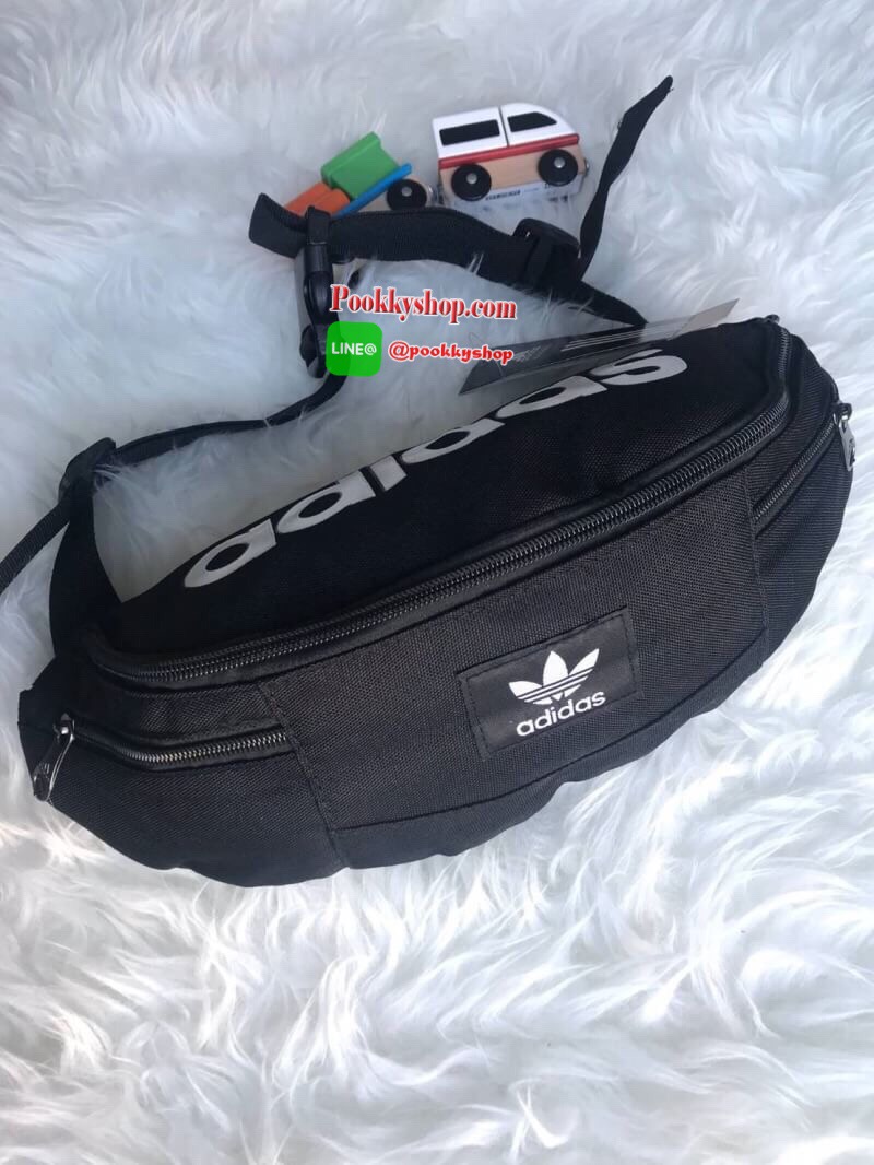 Adidas Classic waist bag กระเป๋าสไตล์คาดอกหรือคาดเอว วัสดุผ้าแคนวาส ด้านหน้ามี2ช่องซิปใส่ของจุกจิก ช่องหลักสามารถใส่กระเป๋าสตางค์ยาวได้ ภายในบุผ้าสกรีนโลโก้ มีช่องซิปหลังเพิ่มอีก1ช่อง พกพาได้สะดวก ความยาวสายปรับฟรีไซส์ ใช้ได้กับทุกเพศเลยคร้า!!