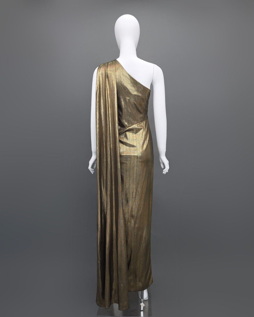 เดรสแฟชั่น แม็กซี่เดรสเสื้อไหล่เดียวทรงเข้ารูป มีผ้าเครปด้านหลัง กระโปรงทรงสอบผ่าหน้าขา