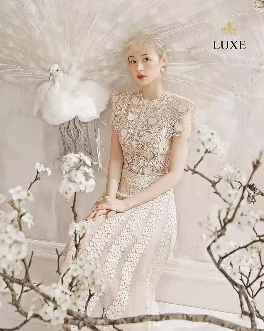 Guipure Lace Dress Label : LEA เดรสเสื้อคอกลมแขนกุด กระโปรงบานทรงเอยาวคลุมเข่า ทำจากลูกไม้โครเชต์เนื้อนุ่ม ทอลายสวยคมชัด แต่งสลับผ้าเน็ตซีทรู มีซิปซ่อนและซับในอย่างดี คัตติ้งเนี้ยบ เรียบหรูดูดีค่ะ