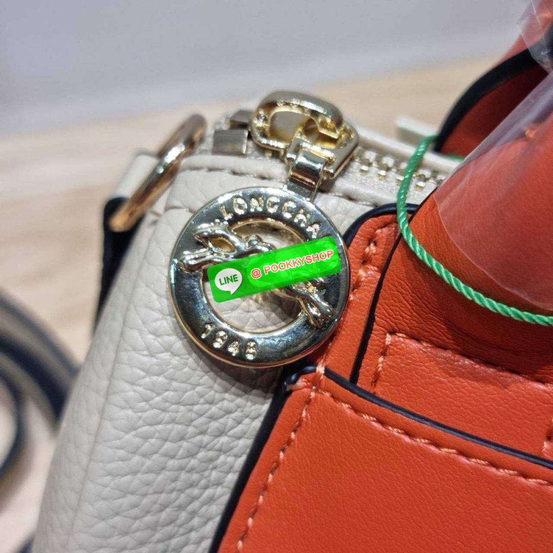 Longchamp le pliage xtra XS leather crossbody bag 🔆 Details มาใหม่! กับกระเป๋าถือ/สะพายรุ่นยอดฮิต ที่มาในดีไซน์ทูโทน โดดเด่นมีกิมมิค น่ารักน่าใช้สุดๆ รูปทรง cylinder ใช้งานง่าย ฝากระเป๋ามีช่องเล็กๆให้ได้ใส่บัตร ใส่ธนบัตรแบบหยิบจับง่ายๆ ช่องหลักเป็