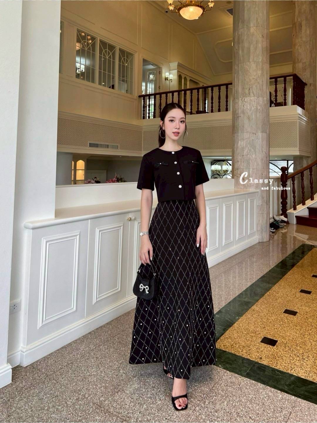 ชุดเซทแฟชั่น set เสื้อผ้าพื้นคอกลมแขนสั้นติดโบว์กระดุมเพชรด้านหน้า + กระโปรงยาวเพชร