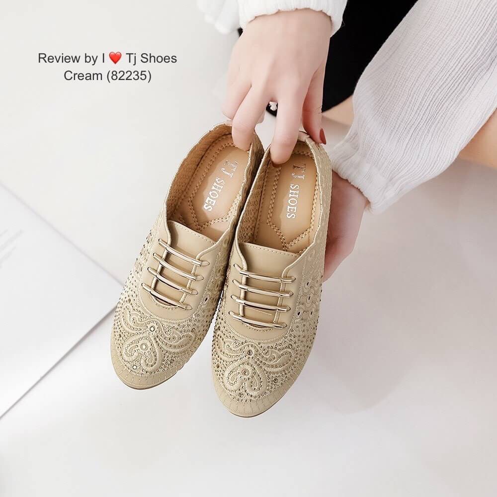 พร้อมส่งรองเท้าเพื่อสุขภาพ ที่ทั่งเกร๋ทั้งน่ารักสุดๆ รองเท้ารุ่นนี้เป็นงานสั่งทำพิเศษ น้ำหนักเบา แถมพื้นบุนิ่มใส่นุ่มเดินทั้งวันได้สบายมากๆ แมทกับชุดอะไรก็เกร๋ก็น่ารัก ของจริงสวยมาก สวยตรงปกแน่นอนเพราะรูปถ่ายจากสินค้าจริง เป็นรุ่นแนะนำ ซื้อไปรับรองไม่ผิดห