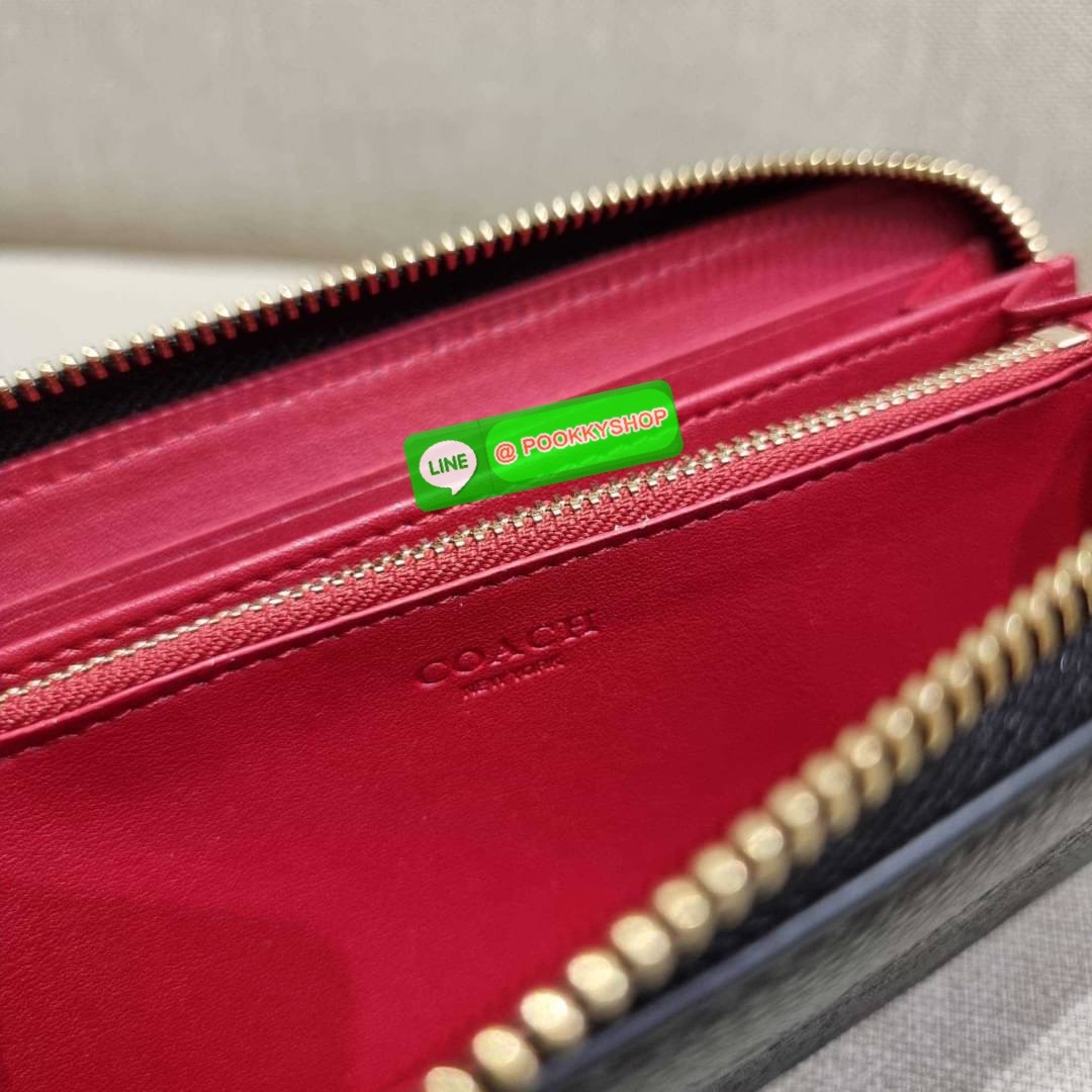 COACH C3548 LONG ZIP AROUND WALLET WITH HORSE AND CARRIAGE พร้อมเสิร์ฟความหรู กับคอลใหม่ สีสวย ผู้ดีขับผิวมาก กระเป๋าสตางค์ใบยาวกึ่งคล้องมือ เรียบหรู โดดเด่นด้วยโลโก้เอกลักษณ์ วัสดุหนัง pepble ทนทาน มาพร้อมสายคล้องมือ ถอดออกได้ ภายในใส่บัตรได้เยอะ มีช่องซ
