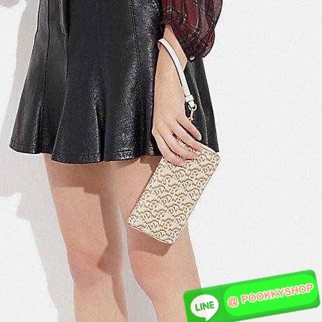 COACH CF521 LONG ZIP AROUND WALLET WITH SIGNATURE MONOGRAM 🔆 Details กระเป๋าสตางค์ใบยาว คอลเลคชั่นใหม่ กับดีไซน์ใหม่ ฉีกกฏทุกการดีไซน์ ด้วยลวดลายโมโนแกรมรอบใบโดดเด่น สะดวกใช้งานด้วยสายคล้องมือที่สามารถถอดออกได้ พกพกง่ายที่สุด รูดใช้งานด้วยซิปรอบใบ