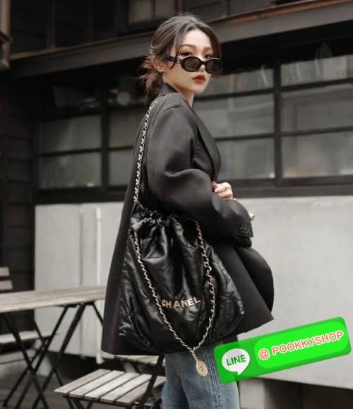 New Arrivals!!! CHANEL BAG VIP GIFT WITH PURCHASE (GWP) พรีเมี่ยมกิ๊ฟสุดหรู วัสดุหนังแกะสังเคราะห์นุ่ม ลื่น มันเงา อะไหล่ทองหรูหรา ไอเท็มมาแรง เกินต้านน ดีเทลเรียบๆแต่หรูหรา ใช้ได้ทุกโอกาศ เปิด-ปิด ด้วยกระดุมแม่เหล็ก ภายในโล่ง มีช่องซิป มาพร้อมใบลูกใส่ตัง